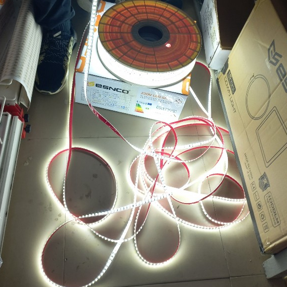 LED Dây dán 2835 220V Ánh sáng Vàng, Trắng 8mm Bọc silicon Decor tủ, bếp, trang trí,...