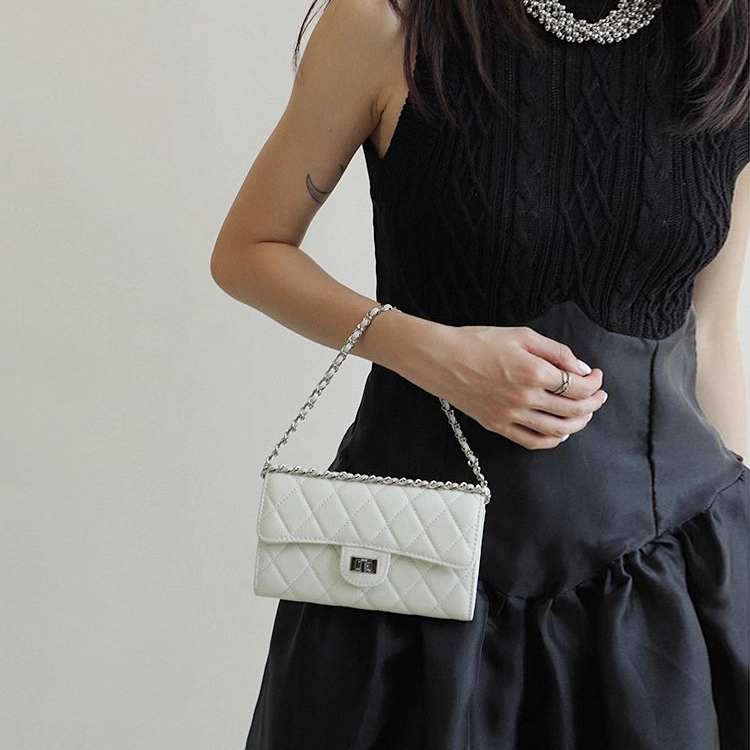 Túi chần trám mini dây đeo xích - AVELYN