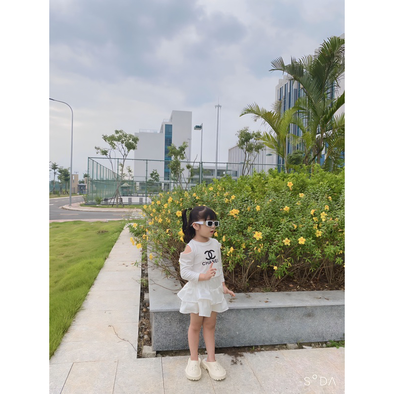 Set chân váy khoét vai Cha.nel cho bé gái