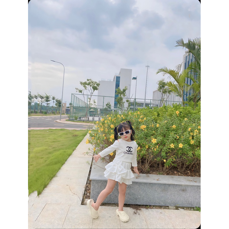 Set chân váy khoét vai Cha.nel cho bé gái