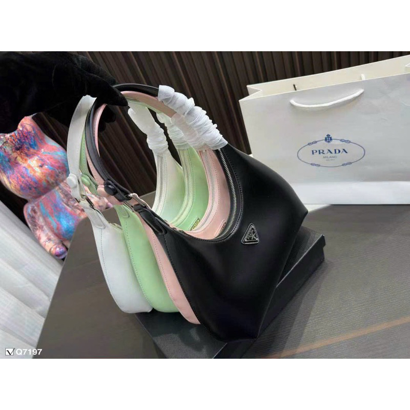 TÚI KẸP NÁCH - 𝑷𝑹𝑨𝑫𝑨 NEW BAG 2022 - Dáng bầu size to da trơn lỳ bóng nhẹ