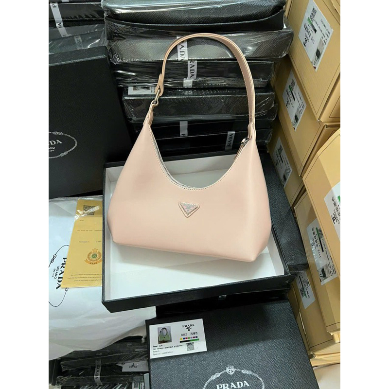 TÚI KẸP NÁCH - 𝑷𝑹𝑨𝑫𝑨 NEW BAG 2022 - Dáng bầu size to da trơn lỳ bóng nhẹ