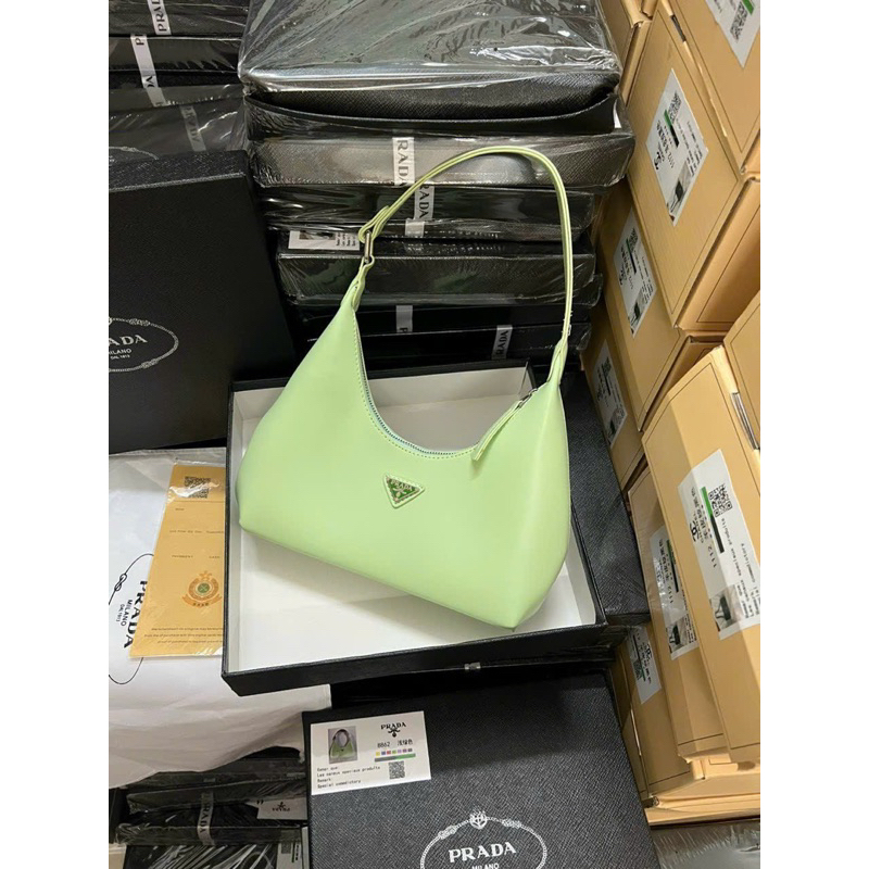 TÚI KẸP NÁCH - 𝑷𝑹𝑨𝑫𝑨 NEW BAG 2022 - Dáng bầu size to da trơn lỳ bóng nhẹ