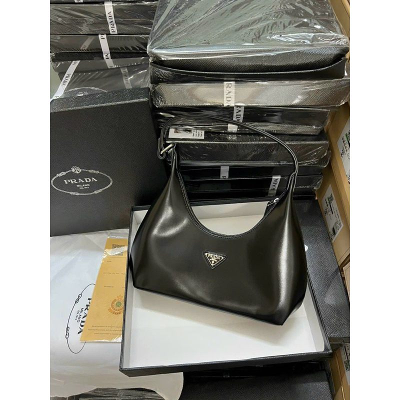 TÚI KẸP NÁCH - 𝑷𝑹𝑨𝑫𝑨 NEW BAG 2022 - Dáng bầu size to da trơn lỳ bóng nhẹ