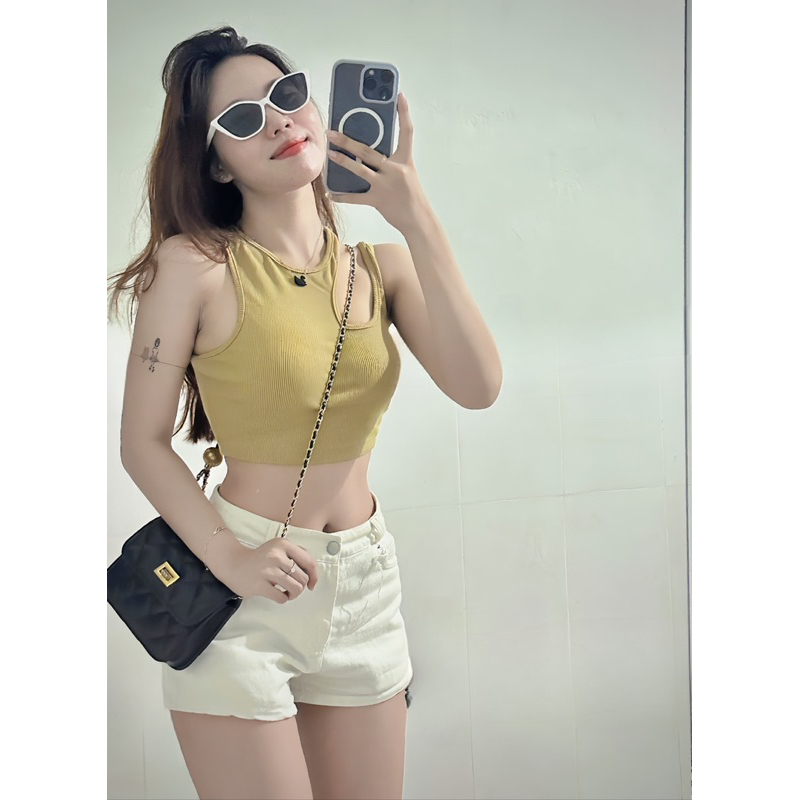 Áo croptop khoét vai