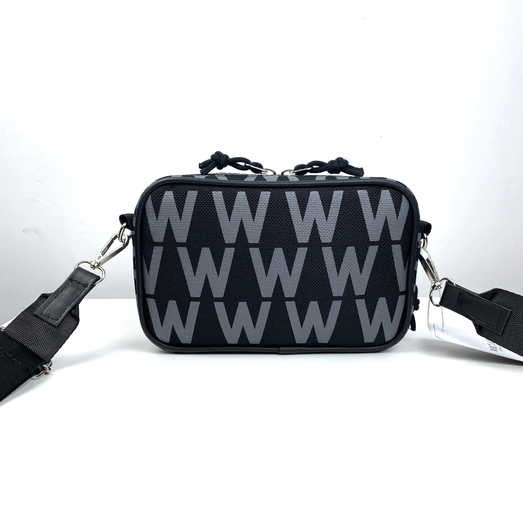 Túi đeo chéo nam nữ thêu gấu Who.au Steve mini form ngang 2 ngăn kèm túi tiddi sành điệu size 20