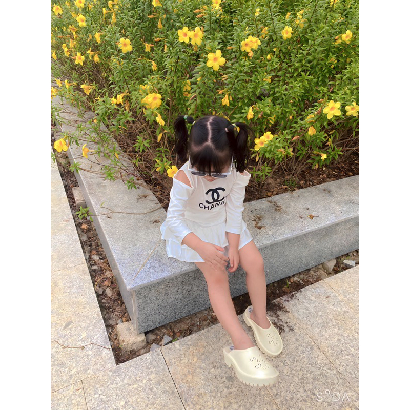 Set chân váy khoét vai Cha.nel cho bé gái