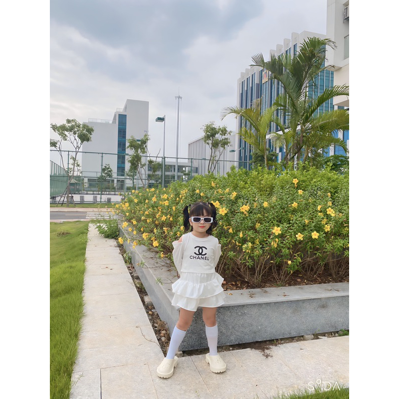 Set chân váy khoét vai Cha.nel cho bé gái