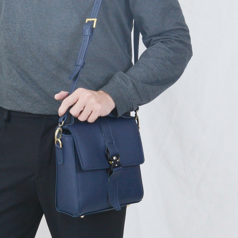 KHÔISTORE Túi da đeo chéo 𝐉𝐢𝐦𝐦𝐲 unisex nắp khóa tĩnh điện cao cấp size 20cm màu đen quai xách