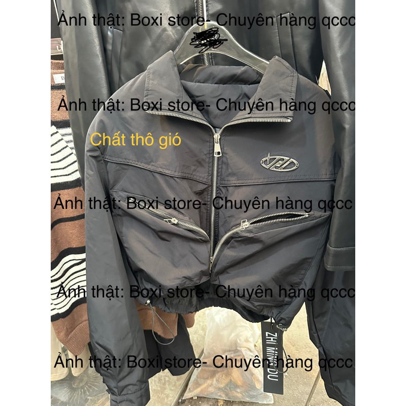 ÁO KHOÁC GIÓ CỰC CHẤT RÚT EO LOGO NGỰC HÀNG QC