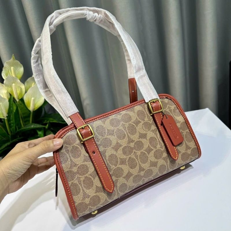 ✨✨SWING ZIP IN SIGNATURE CANVAS✨✨ CM580🌟Dáng túi coach kẹp nách đơn giản nhưng không kém phần sang trọng