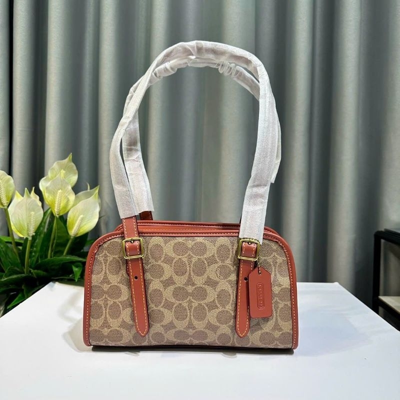 ✨✨SWING ZIP IN SIGNATURE CANVAS✨✨ CM580🌟Dáng túi coach kẹp nách đơn giản nhưng không kém phần sang trọng