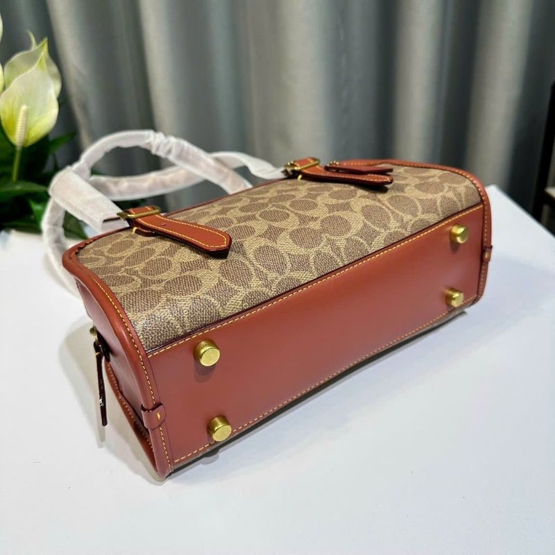 ✨✨SWING ZIP IN SIGNATURE CANVAS✨✨ CM580🌟Dáng túi coach kẹp nách đơn giản nhưng không kém phần sang trọng