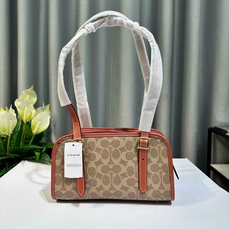 ✨✨SWING ZIP IN SIGNATURE CANVAS✨✨ CM580🌟Dáng túi coach kẹp nách đơn giản nhưng không kém phần sang trọng