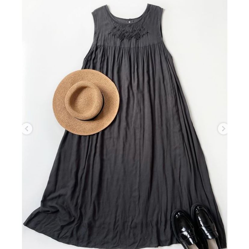 Đầm xám thêu ngực