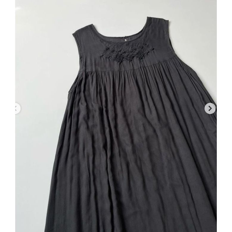 Đầm xám thêu ngực