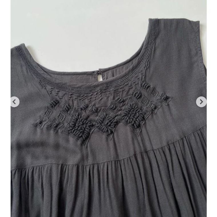 Đầm xám thêu ngực