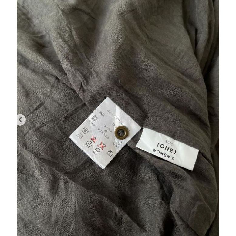 Đầm xám thêu ngực