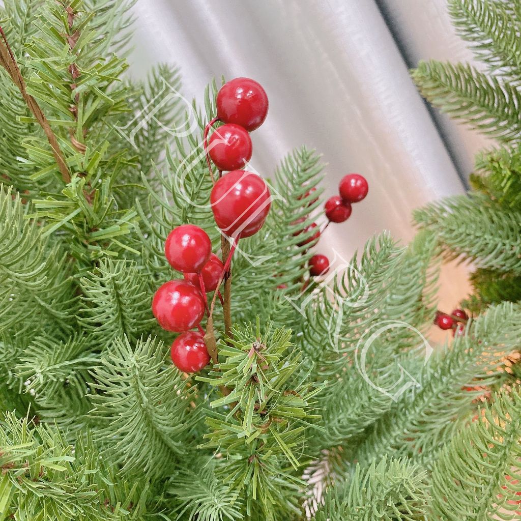 Cây thông noel mini để bàn LÁ PE ĐỆM PVC GẮN TRÁI ĐỎ trang trí decor giáng sinh trong nhà ngoài trời