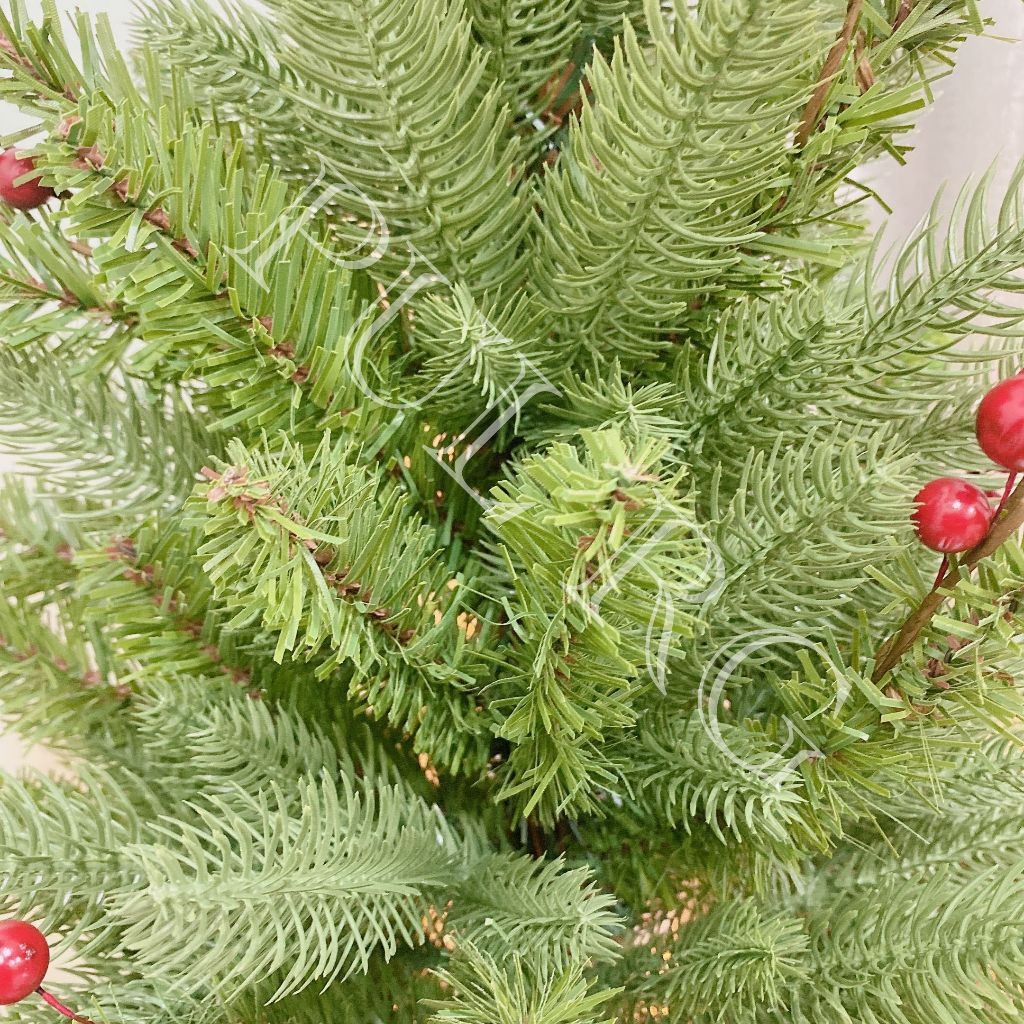 Cây thông noel mini để bàn LÁ PE ĐỆM PVC GẮN TRÁI ĐỎ trang trí decor giáng sinh trong nhà ngoài trời