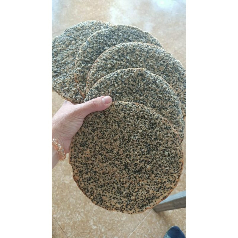 bánh đa vừng (mè) đen đã nướng 1 túi 10 bánh đặc sản Nghệ An