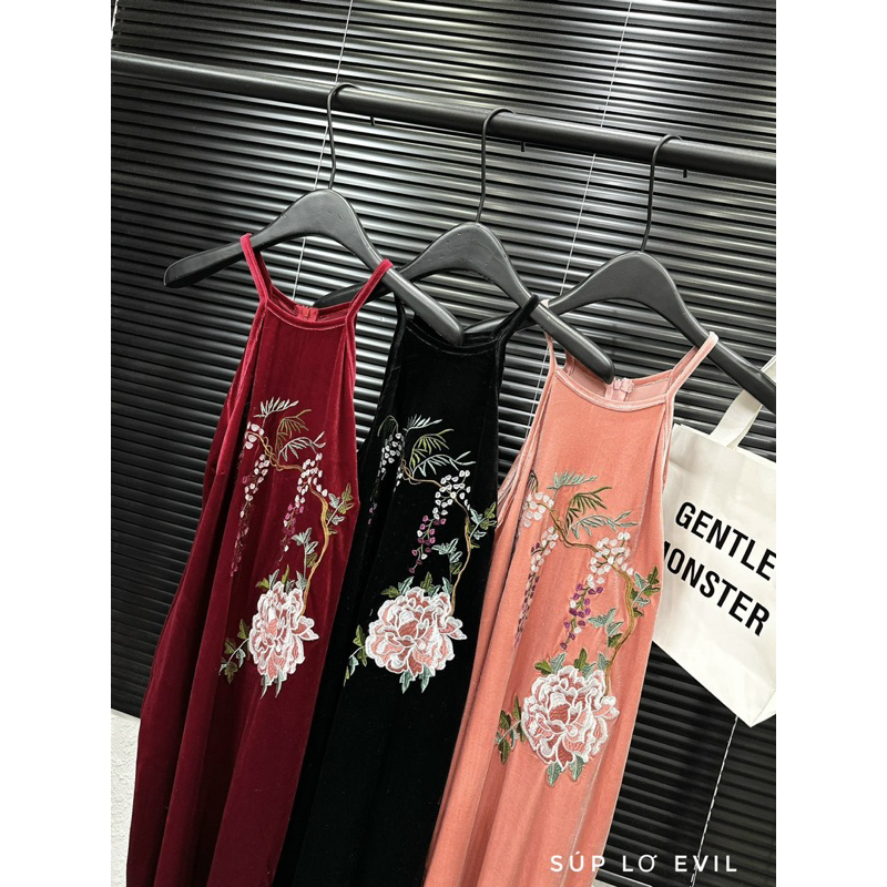 Váy nhung yếm thêu hoa ngực