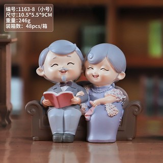 Tượng ông bà ngồi đọc sách hạnh phúc decor nhà cửa trang trí bánh kem quà tặng ý nghĩa cho người thân yêu