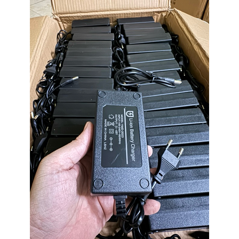 Sạc pin máy siết bu lông, máy khoan pin 21v adaptor
