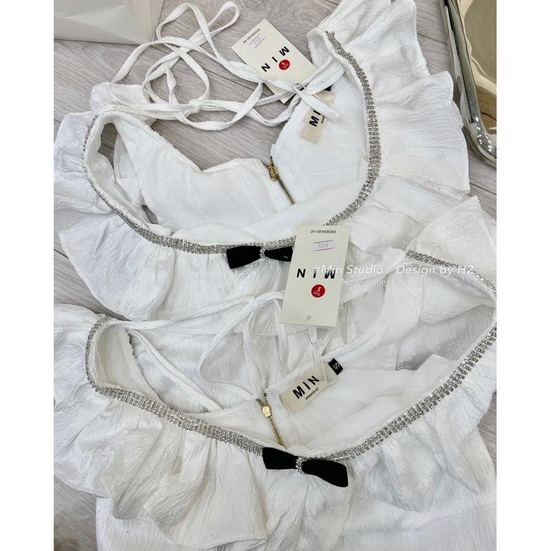 Áo Thô Ren Cổ Bèo Đính Đá Nơ Ngực MIN • Melanie Boutique