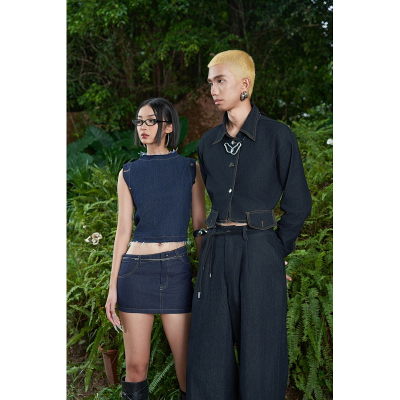 ÁO DENIM BA LỖ VÀ VÁY MINISKIRT LỆCH EO