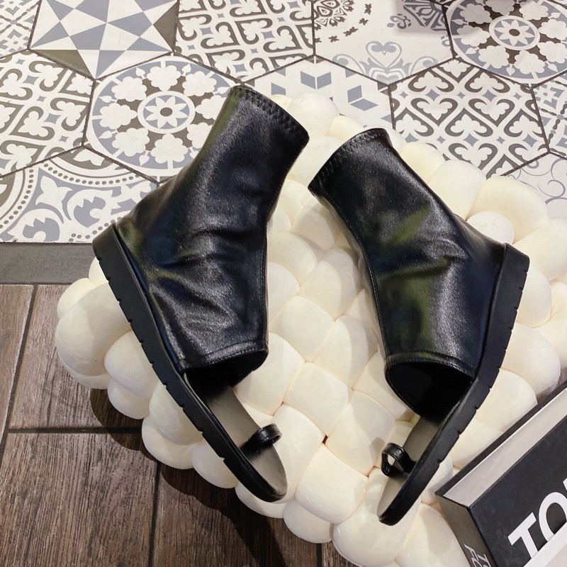 Giày bốt xỏ ngón siu hot.