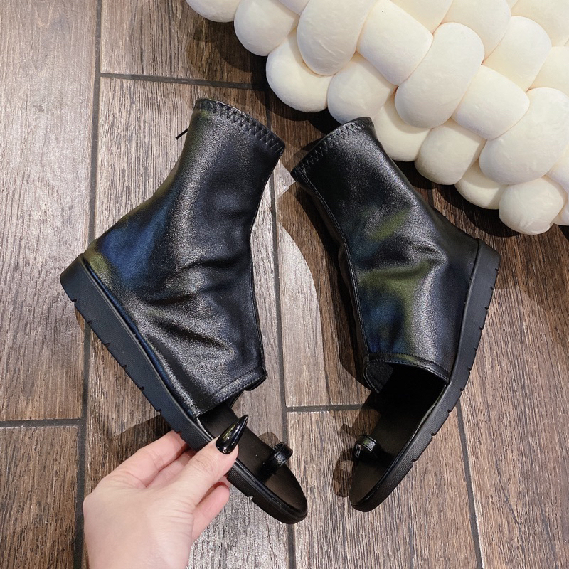 Giày bốt xỏ ngón siu hot.