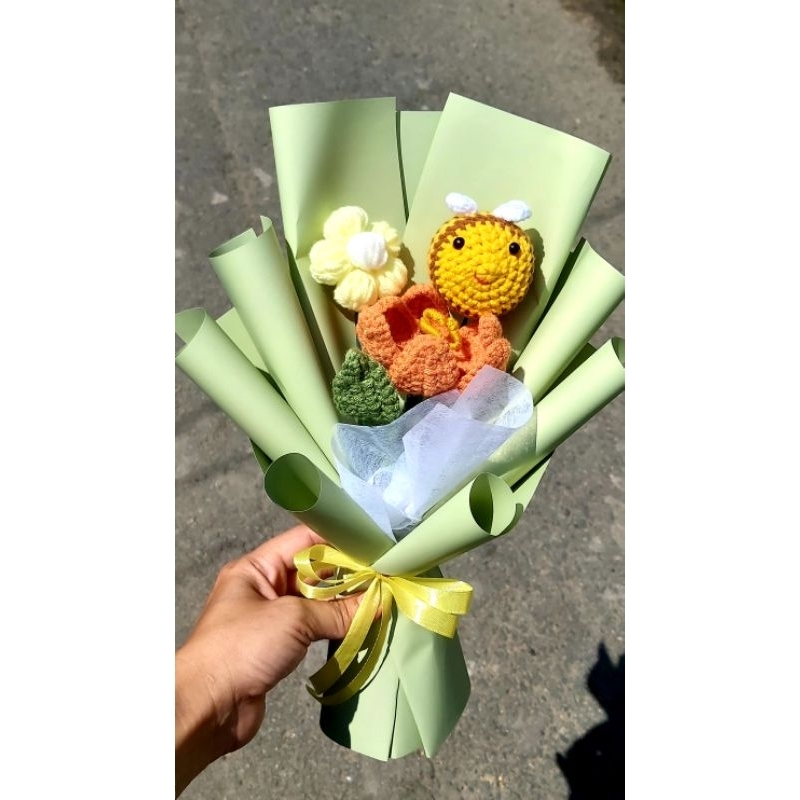 Bó hoa thú len phối kèm hoa nhỏ xinh xắn làm quà tặng