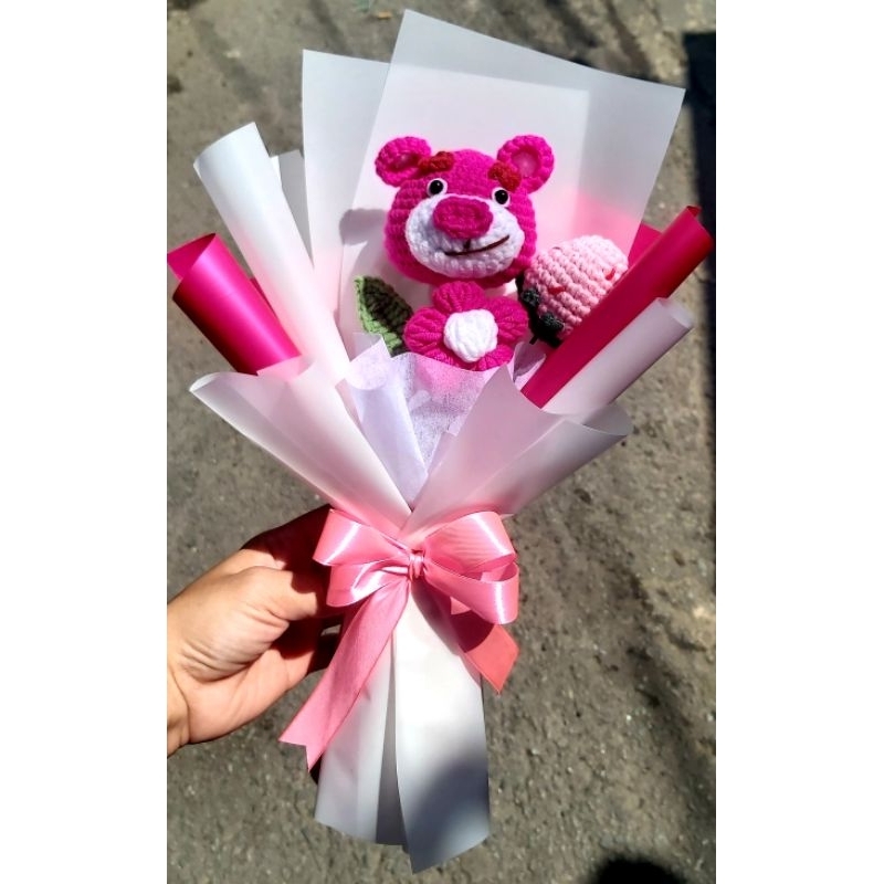 Bó hoa thú len phối kèm hoa nhỏ xinh xắn làm quà tặng