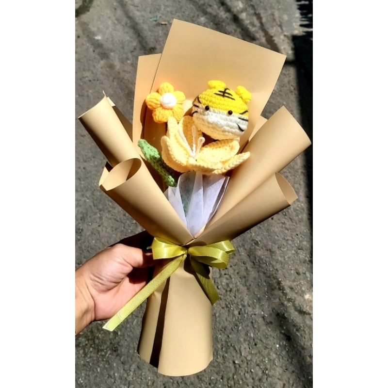 Bó hoa thú len phối kèm hoa nhỏ xinh xắn làm quà tặng