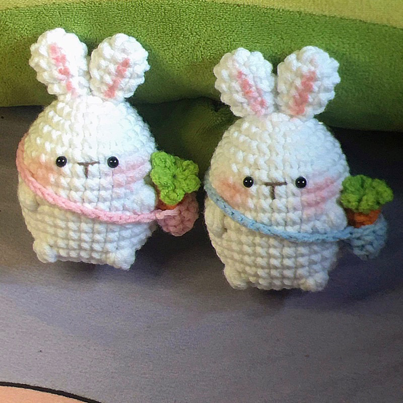 Móc khoá thỏ con đeo túi cà rốt siêu cute bằng len handmade 🐰