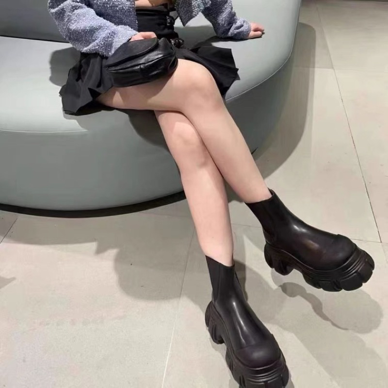 Giày bốt martin mũi tròn, đế dày tăng chiều cao phong cách thời trang thu đông dành cho nữ 2023