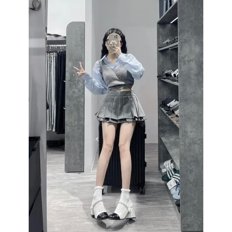 Chân váy ngắn xếp ly tennis xoè thêu chữ Q có lót quần màu xám , đen Mã 0106