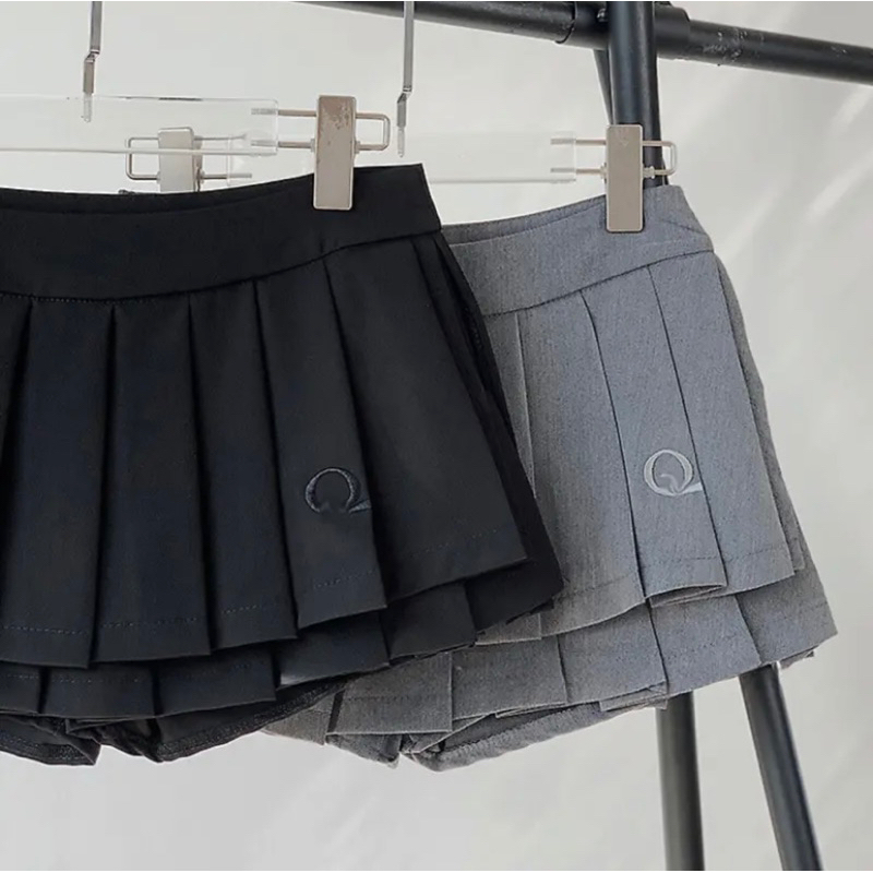 Chân váy ngắn xếp ly tennis xoè thêu chữ Q có lót quần màu xám , đen Mã 0106