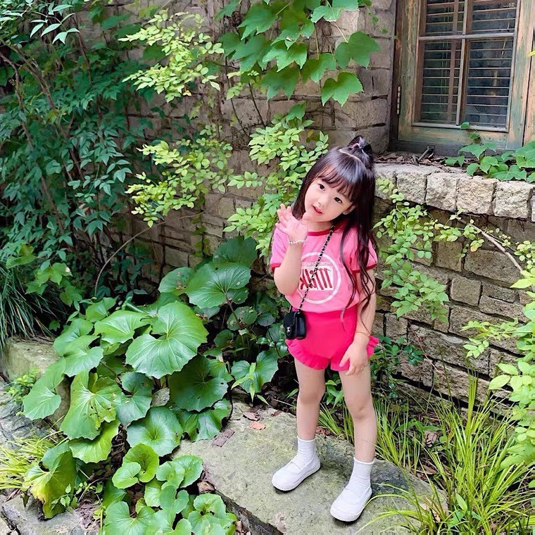 Set Bộ Áo Thun Cotton Tay Ngắn Hồng Dâu + Quần Đùi Bèo Hồng Dành Cho Bé Gái