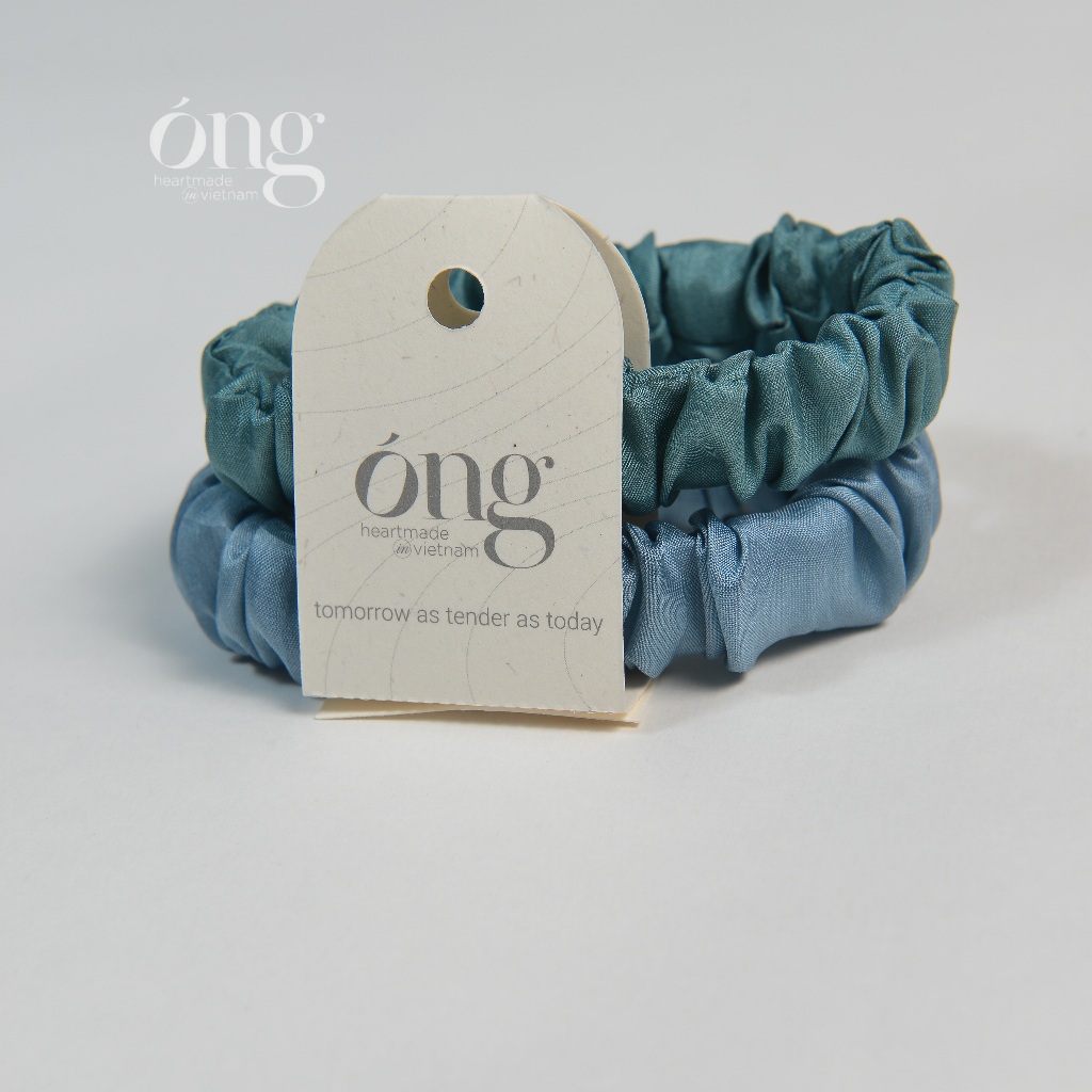 Set 2 buộc tóc mới từ Óng Silk với chất liệu tơ tằm tự nhiên hoàn hảo cho mái tóc của bạn