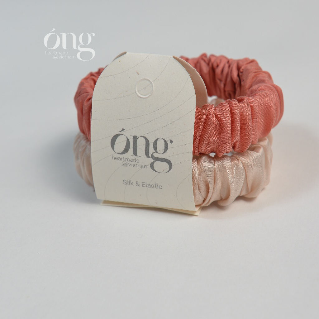 Set 2 buộc tóc mới từ Óng Silk với chất liệu tơ tằm tự nhiên hoàn hảo cho mái tóc của bạn