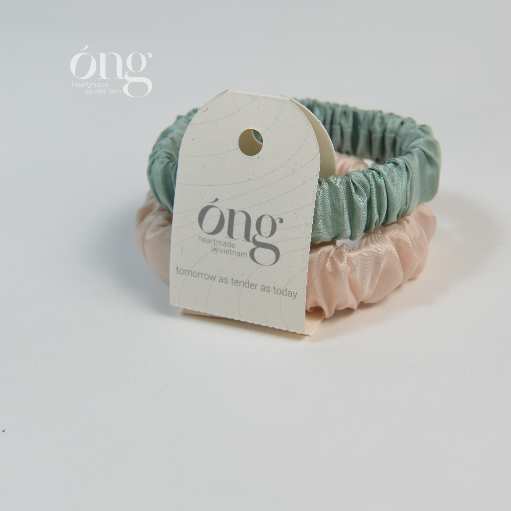 Set 2 buộc tóc mới từ Óng Silk với chất liệu tơ tằm tự nhiên hoàn hảo cho mái tóc của bạn