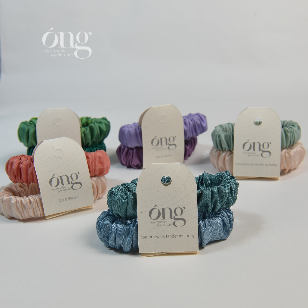 Set 2 buộc tóc mới từ Óng Silk với chất liệu tơ tằm tự nhiên hoàn hảo cho mái tóc của bạn