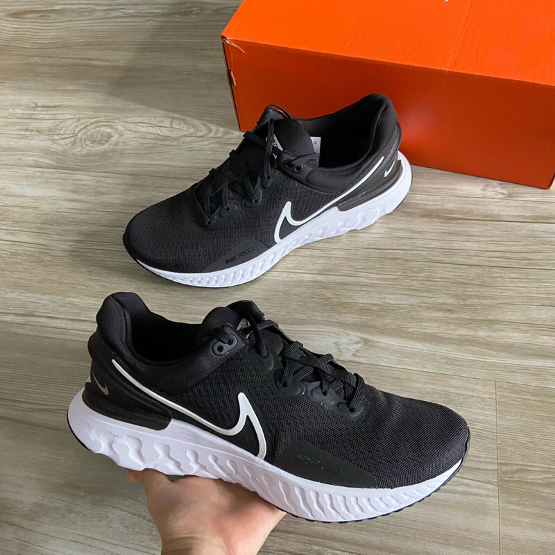 Giày thể thao màu đen Nike React Miler 3 	DD0490-001