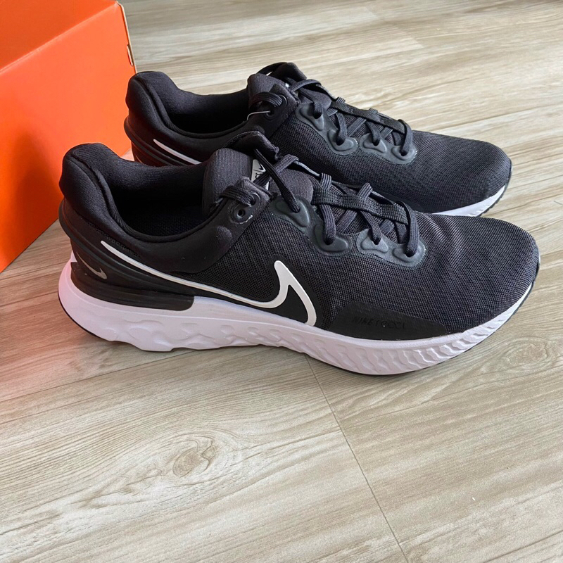 Giày thể thao màu đen Nike React Miler 3 	DD0490-001