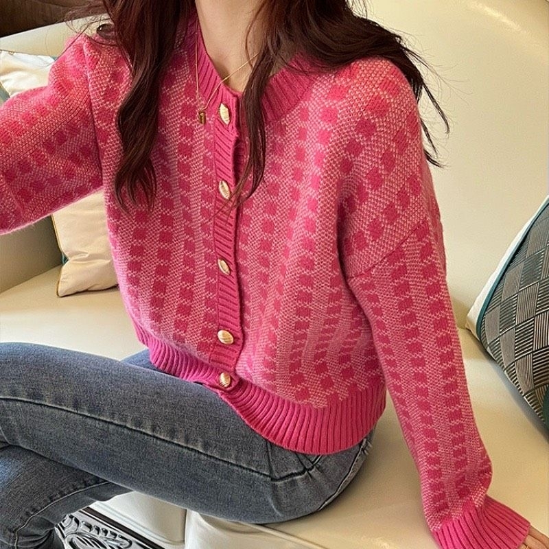 K21 Áo Khoác Len Hồng Hottrend Cúc Vàng Siêu Xinh, Chất Len Mịn Mướt, Hàng QC Loại Một Co Giãn Tốt, Freesize 40-58kg