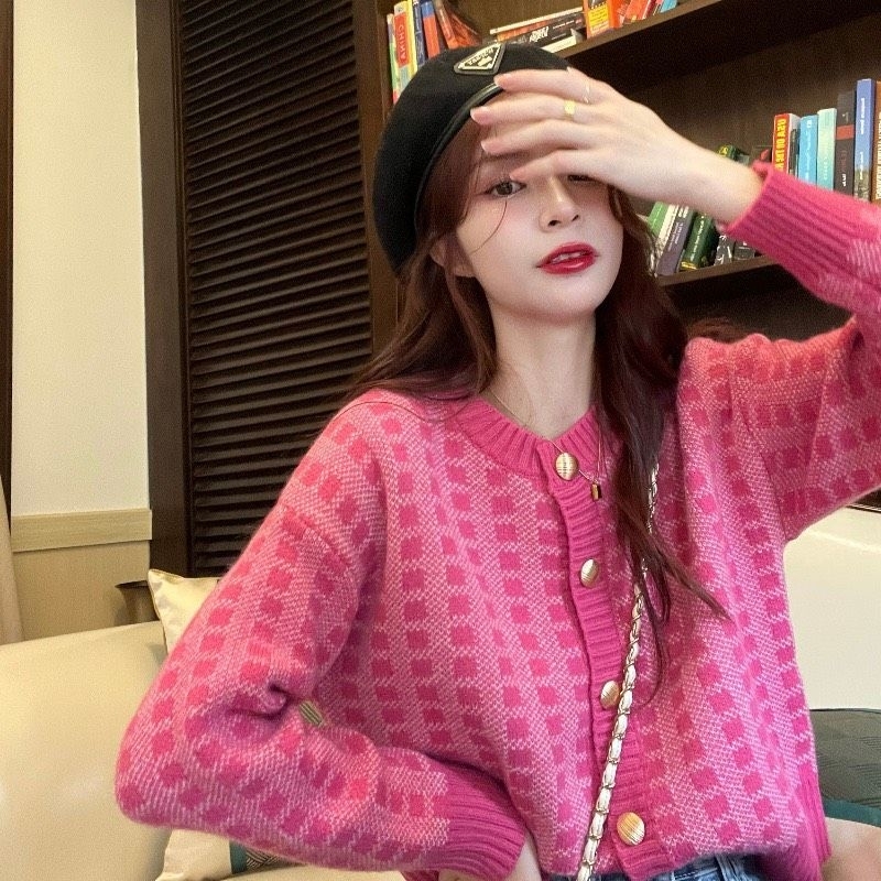 K21 Áo Khoác Len Hồng Hottrend Cúc Vàng Siêu Xinh, Chất Len Mịn Mướt, Hàng QC Loại Một Co Giãn Tốt, Freesize 40-58kg