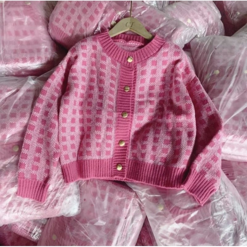 K21 Áo Khoác Len Hồng Hottrend Cúc Vàng Siêu Xinh, Chất Len Mịn Mướt, Hàng QC Loại Một Co Giãn Tốt, Freesize 40-58kg