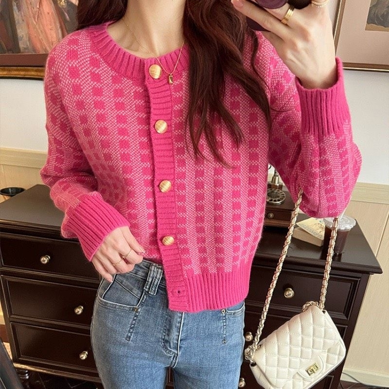 K21 Áo Khoác Len Hồng Hottrend Cúc Vàng Siêu Xinh, Chất Len Mịn Mướt, Hàng QC Loại Một Co Giãn Tốt, Freesize 40-58kg